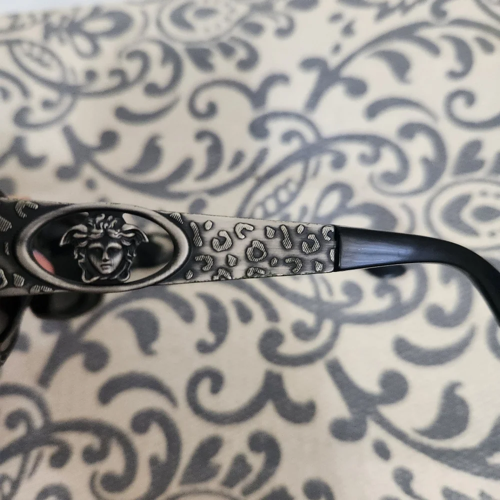 Vintage Versace 90's Sunglasses and MEDUSA CASE - Picture 4 of 11